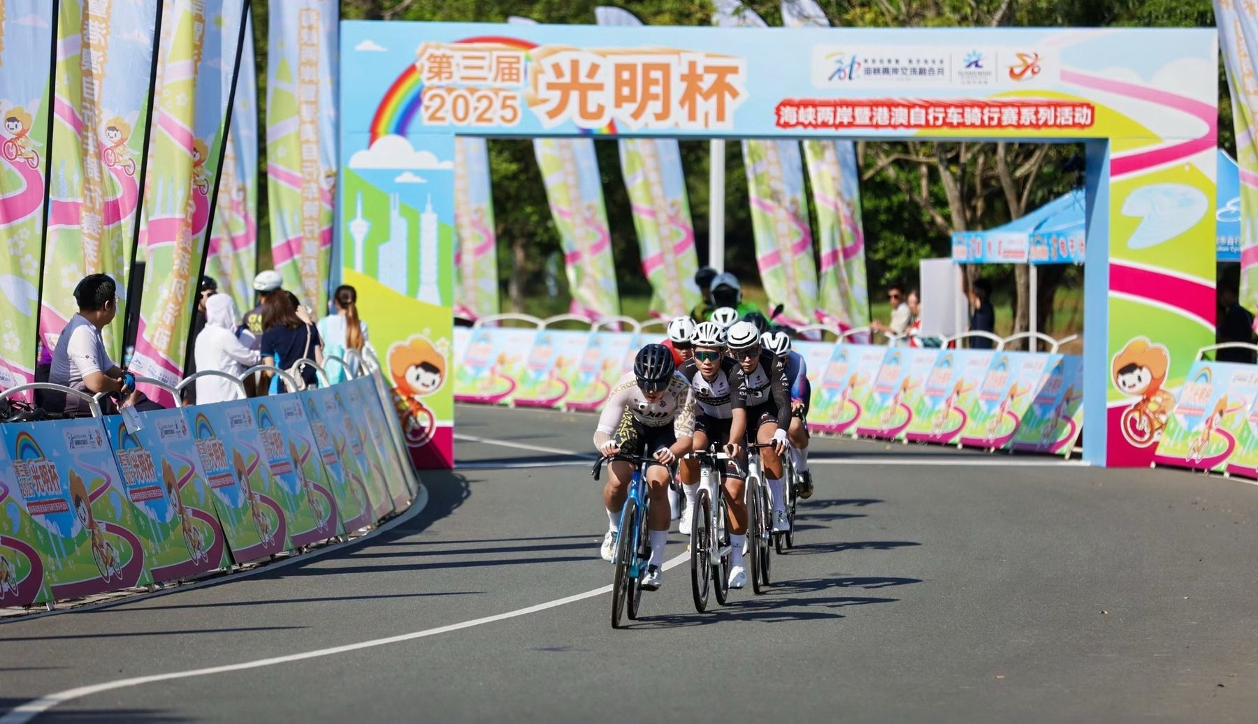 Race train at Guangming Cup