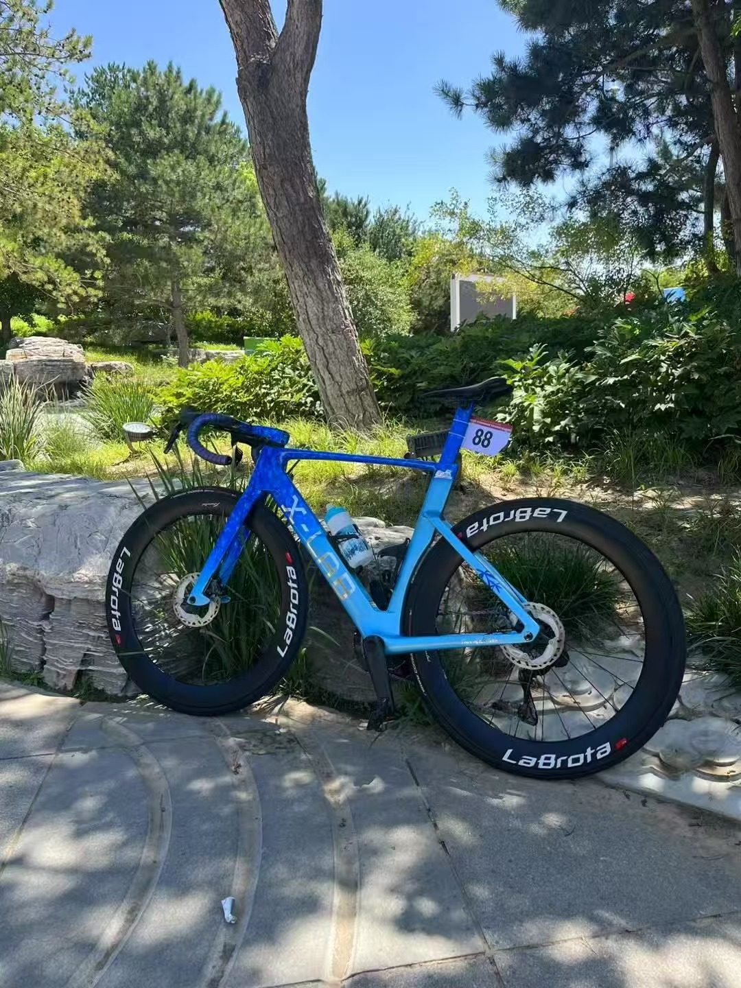 Race bunch with LaBrota wheel visible