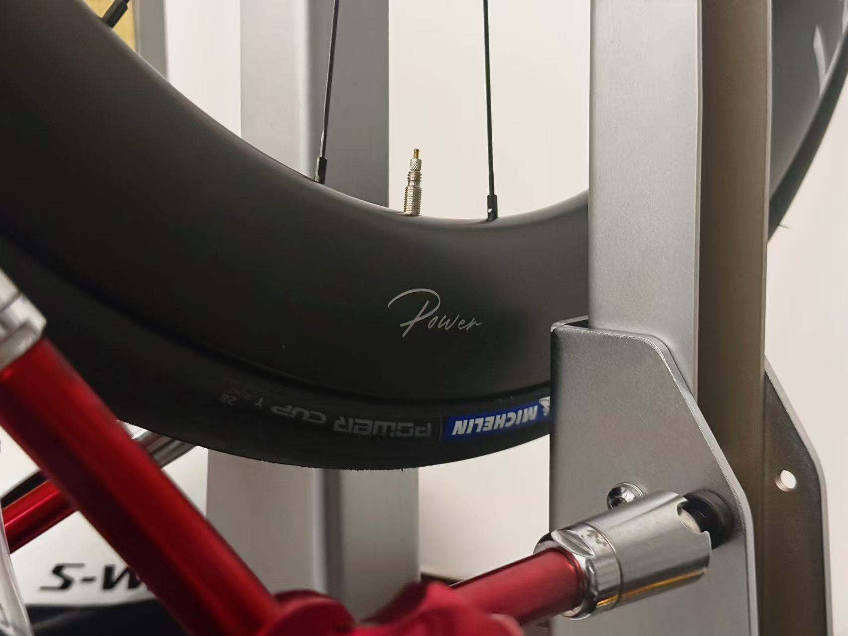 LaBrota Double. tire-mounted final check after inflation